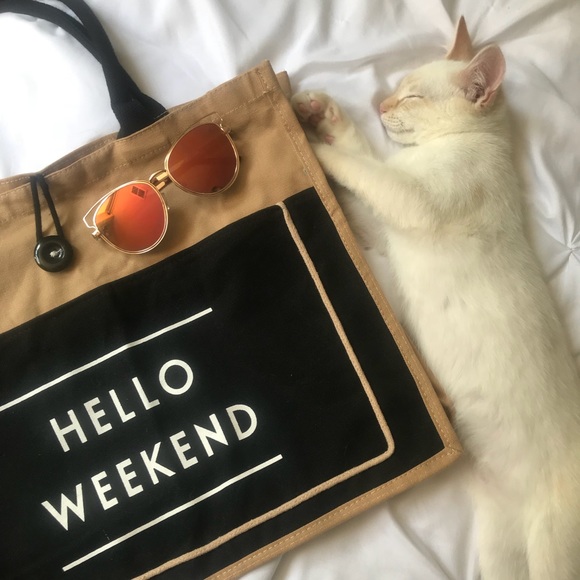Handbags - Hello Weekend Tote 👜